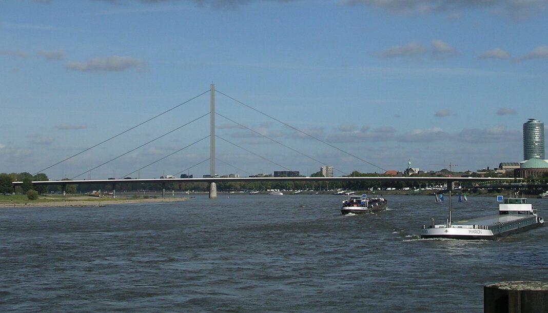 Düsseldorf erhöht Geländer der Oberkasseler Brücke auf 1,30 Meter