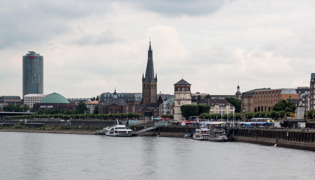 Düsseldorf untersagt Baden im Rhein und warnt vor unsichtbaren Strömungen