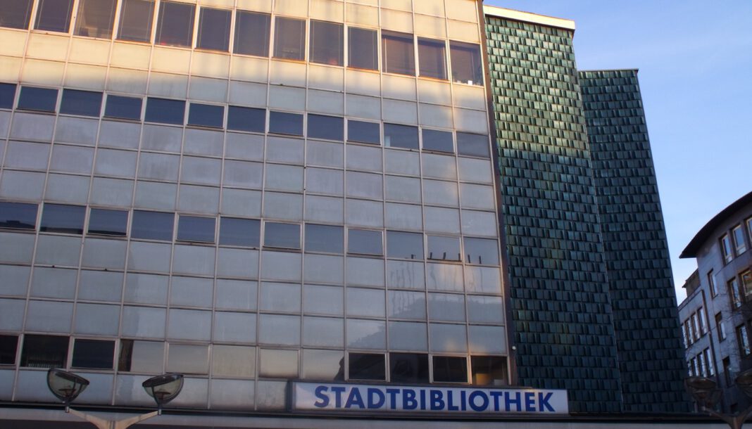 Duisburg lädt zu Dickens-Lesungen im Rahmen des 75. Jubiläums der Städtepartnerschaft mit Portsmouth Duisburg lädt zu Dickens-Lesungen im Rahmen des 75. Jubiläums der Städtepartnerschaft mit Portsmouth