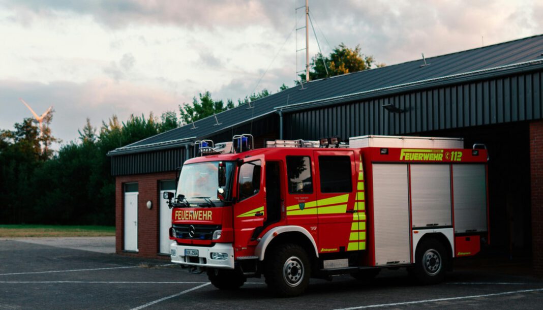 Duisburger Rathaus ehrt 69 Feuerwehrleute und vereidigt 100. Ausbildungsjahrgang Duisburger Rathaus ehrt 69 Feuerwehrleute und vereidigt 100. Ausbildungsjahrgang