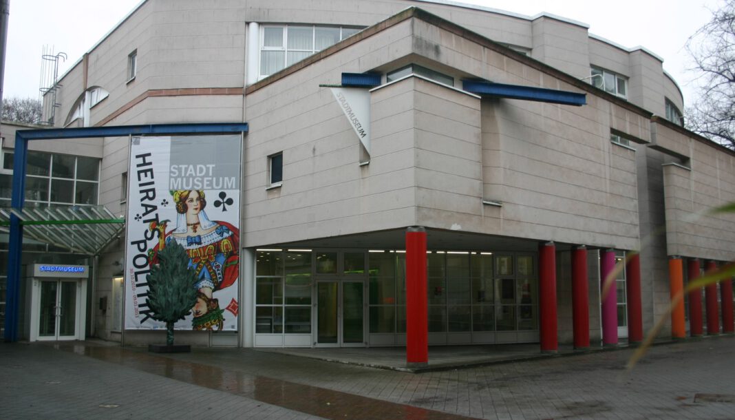 Familienworkshop im Stadtmuseum Düsseldorf mit Cyanotypie und Lochkamera Familienworkshop im Stadtmuseum Düsseldorf mit Cyanotypie und Lochkamera