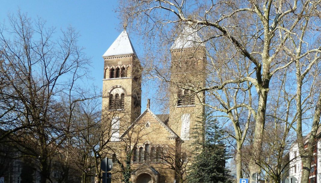 Gericht setzt Köln Frist bis 15. Mai und droht 5.000 Euro Zwangsgeld wegen Lärm am Brüsseler Platz