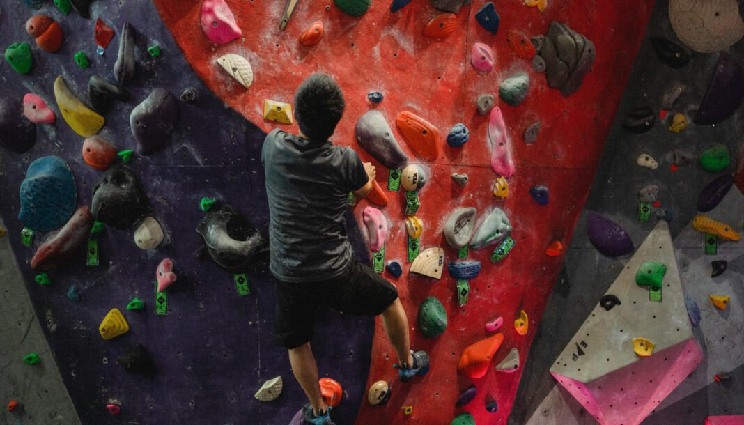 Jugendliche gestalten Boulderwand in Mörsenbroich neu - Rückseite als legale Sprühfläche