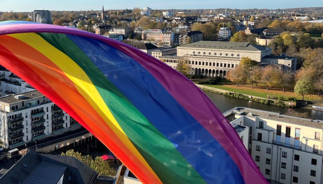 Mülheim hisst Partnerflaggen und Regenbogenfahne am Rathaus