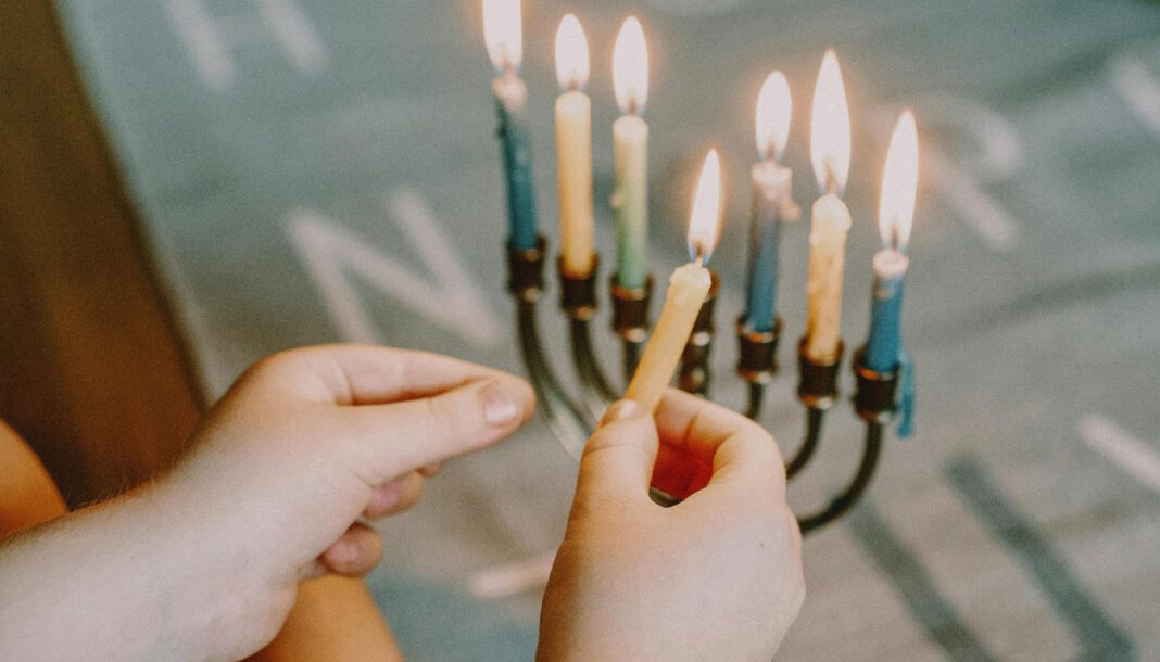 Mülheim lädt zur öffentlichen Chanukka-Feier auf dem Synagogenplatz Mülheim lädt zur öffentlichen Chanukka-Feier auf dem Synagogenplatz