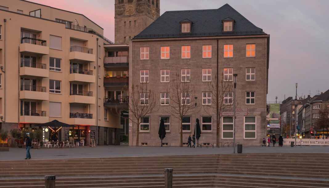 Mülheimer Rathausturm wieder illuminiert, vier Sterne fehlen wegen Geländersanierung Mülheimer Rathausturm wieder illuminiert, vier Sterne fehlen wegen Geländersanierung