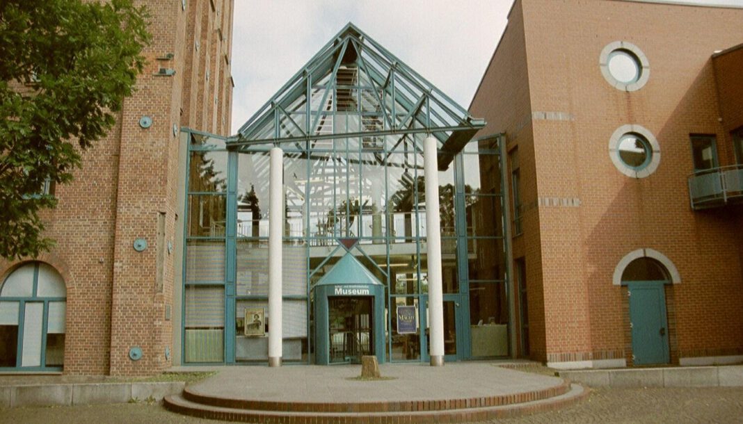 Porträtzeichnen im Stadtmuseum: Workshop zeigt, wie wenige Striche ein Gesicht formen Porträtzeichnen im Stadtmuseum: Workshop zeigt, wie wenige Striche ein Gesicht formen