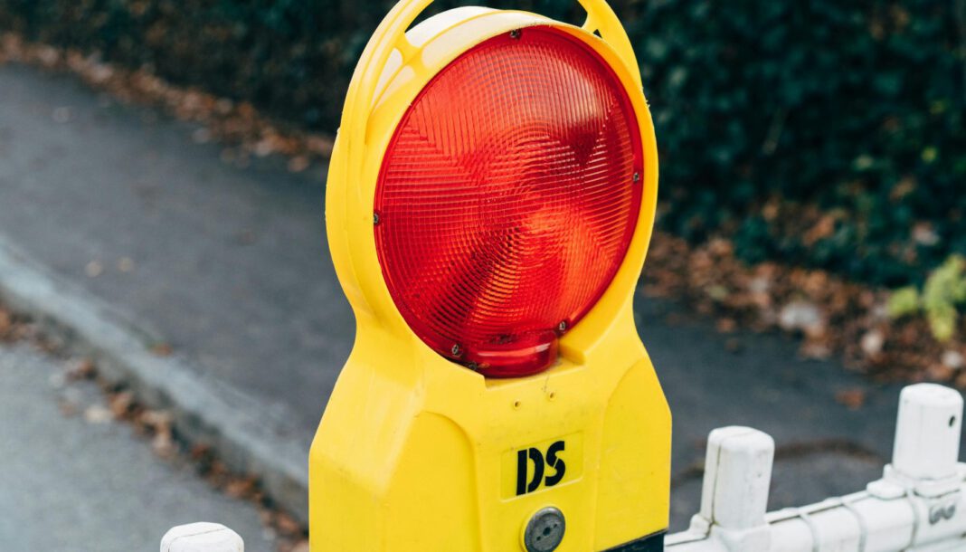 Schutzplanke auf der Münchener Straße wird ausgetauscht: Arbeiten bis 1. Mai mit Sperrungen und Tempolimit